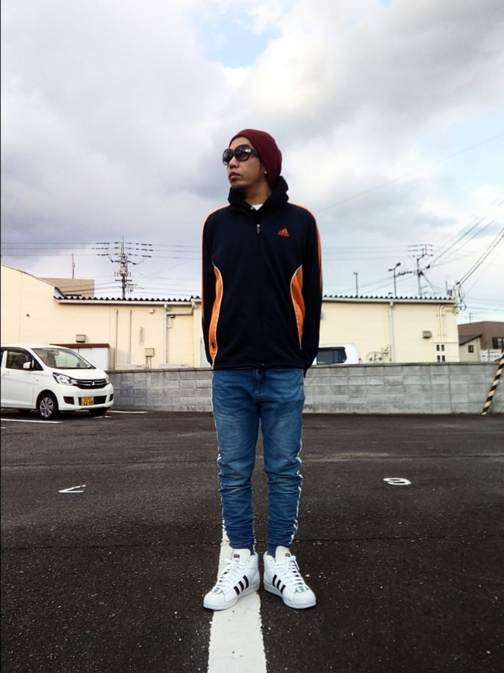 ブルー系のジャージ、ホワイト系のスニーカー、ブルー系のパンツを着用したメンズの冬コーディネートの1枚目の写真