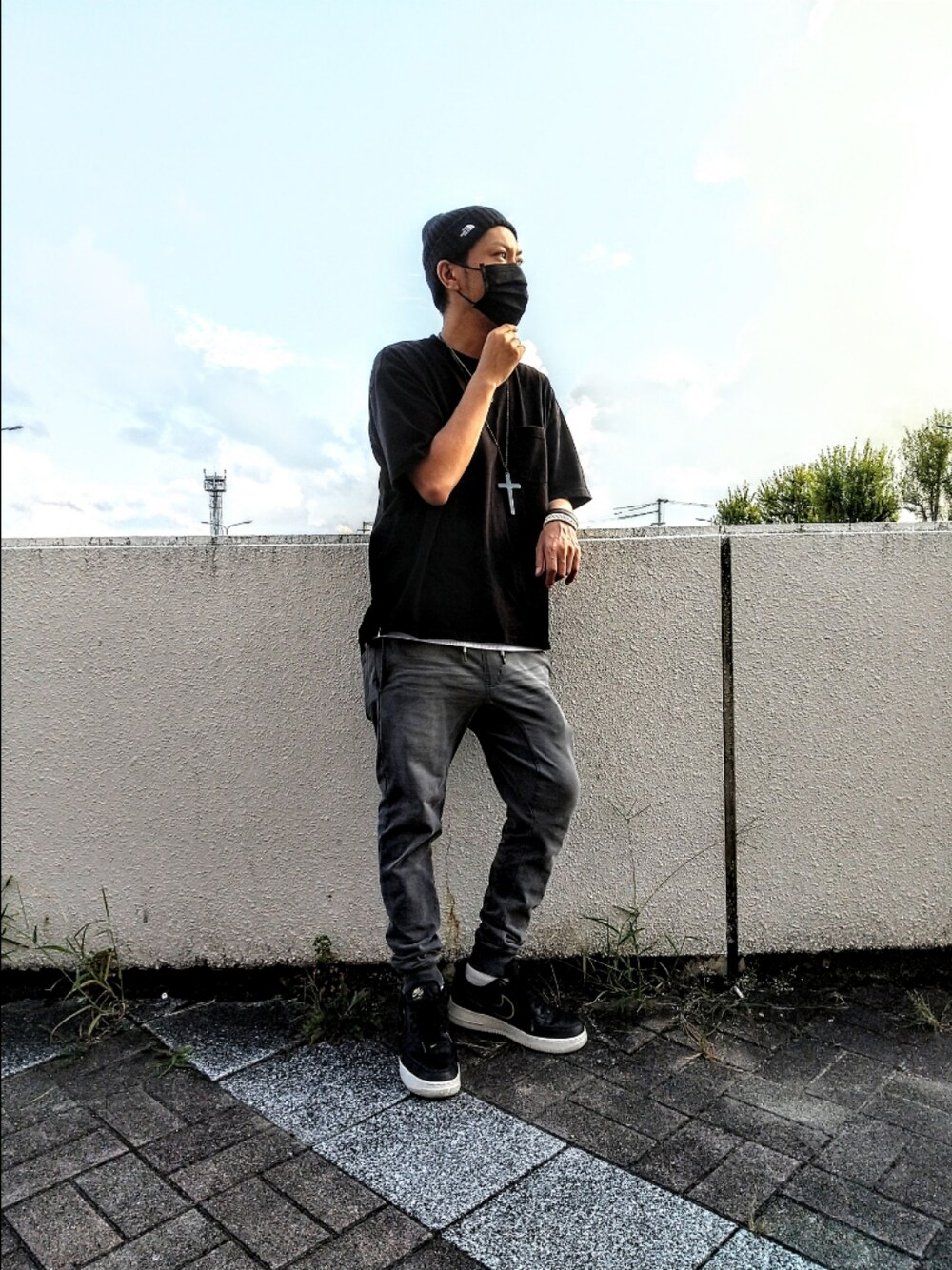 ブラック系のTシャツ/カットソー、ブラック系のスニーカー、グレー系のその他パンツを着用したメンズの秋コーディネートの1枚目の写真