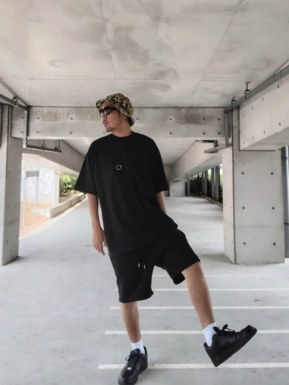 ブラック系のTシャツ/カットソー、ブラック系のその他パンツ、ブラック系のスニーカーを着用したメンズの夏コーディネートの1枚目の写真