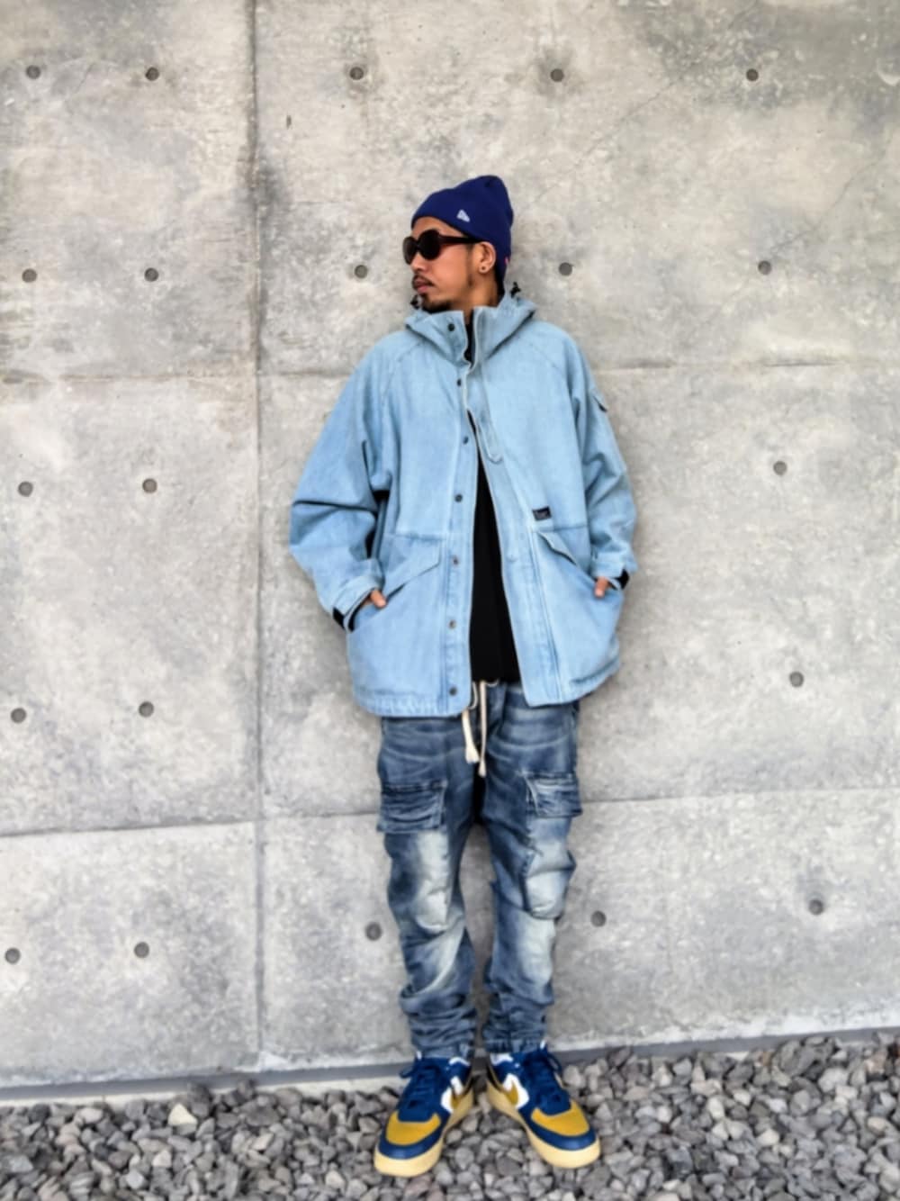 ブルー系のその他アウター、ブラック系のTシャツ/カットソー、ブルー系のデニムパンツを着用したメンズの冬コーディネートの1枚目の写真