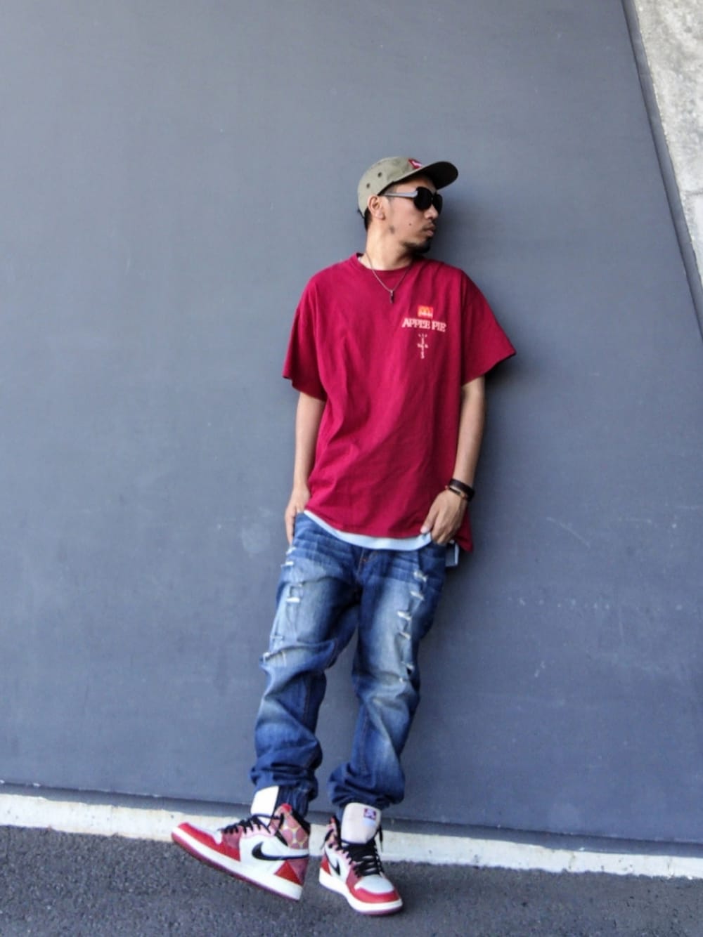 レッド系のTシャツ/カットソー、ブルー系のタンクトップ、ブルー系のデニムパンツを着用したメンズの夏コーディネートの1枚目の写真