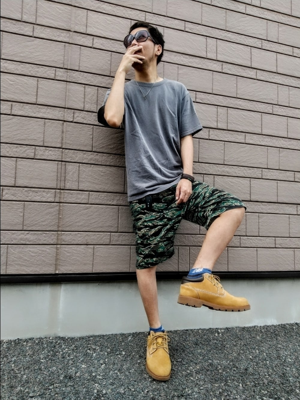 「element、ニューバランス、ティンバーランド、UNIQLO、ブラックフライ、タイガーカモ、カジュアル、料理レシピ紹介、シェフ、カフェ」｜「BLACK FLYSのアイテム（サングラス、パープル系）」を使った、hasshi(ハッシー)さん（メンズ・172cm）の秋コーディネートの1枚目の写真