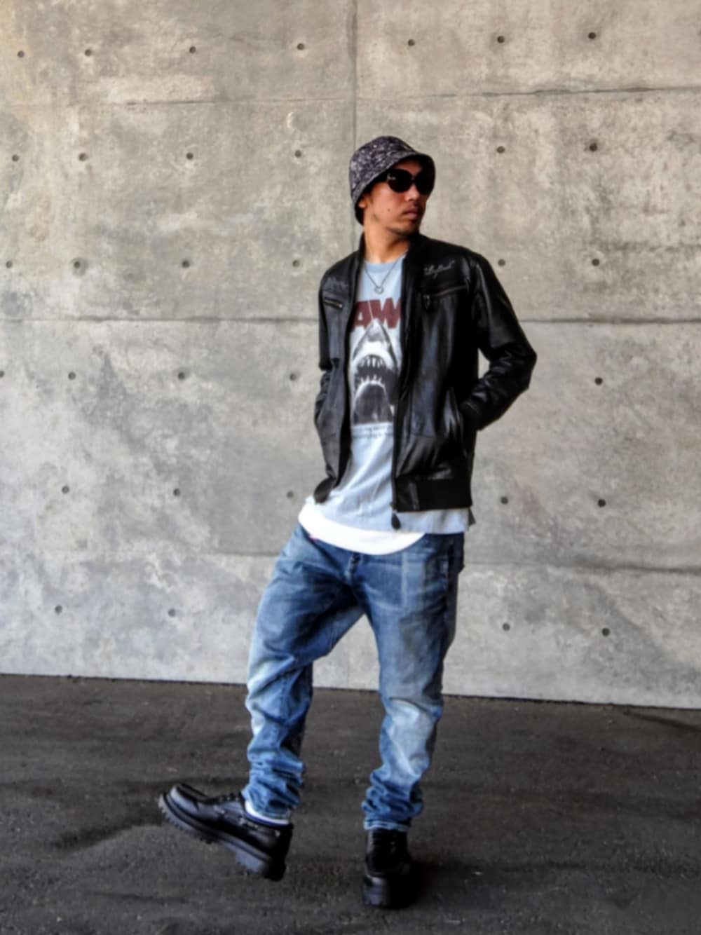 ブラック系のジャケット/アウター、ブルー系のTシャツ/カットソー、ホワイト系のタンクトップを着用したメンズの秋コーディネートの1枚目の写真