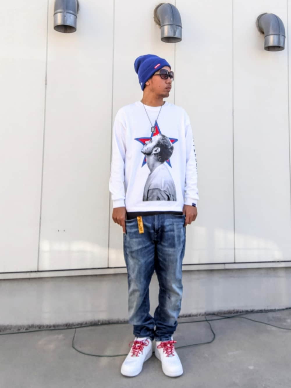 ホワイト系のTシャツ/カットソー、ブルー系のデニムパンツ、ホワイト系のスニーカーを着用したメンズの秋コーディネートの1枚目の写真