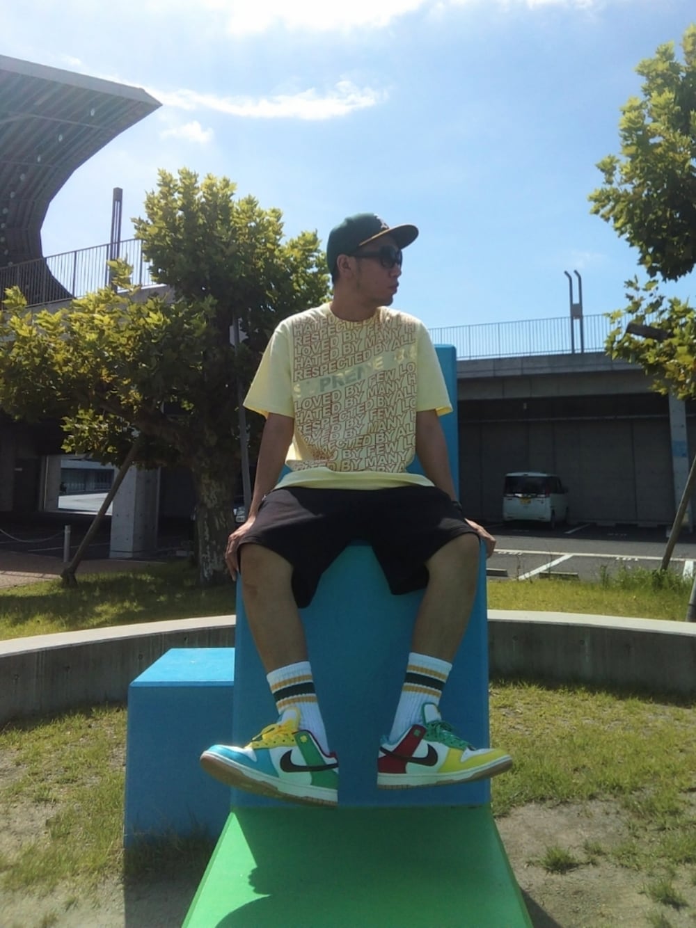 イエロー系のTシャツ/カットソー、ブラック系のその他パンツ、その他のスニーカーを着用したメンズの夏コーディネートの1枚目の写真