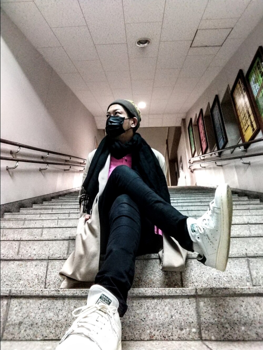 ベージュ系のチェスターコート、ピンク系のシャツ/ブラウス、ブラック系のデニムパンツを着用したメンズの秋コーディネートの1枚目の写真