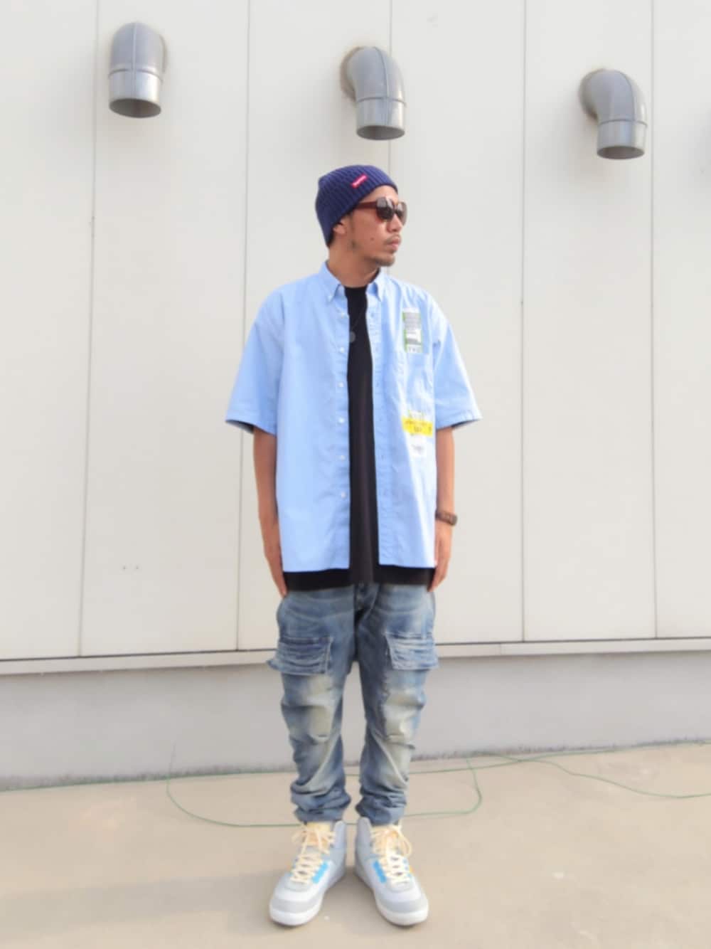 ブルー系のシャツ/ブラウス、ブラック系のTシャツ/カットソー、ブルー系のデニムパンツを着用したメンズの秋コーディネートの1枚目の写真