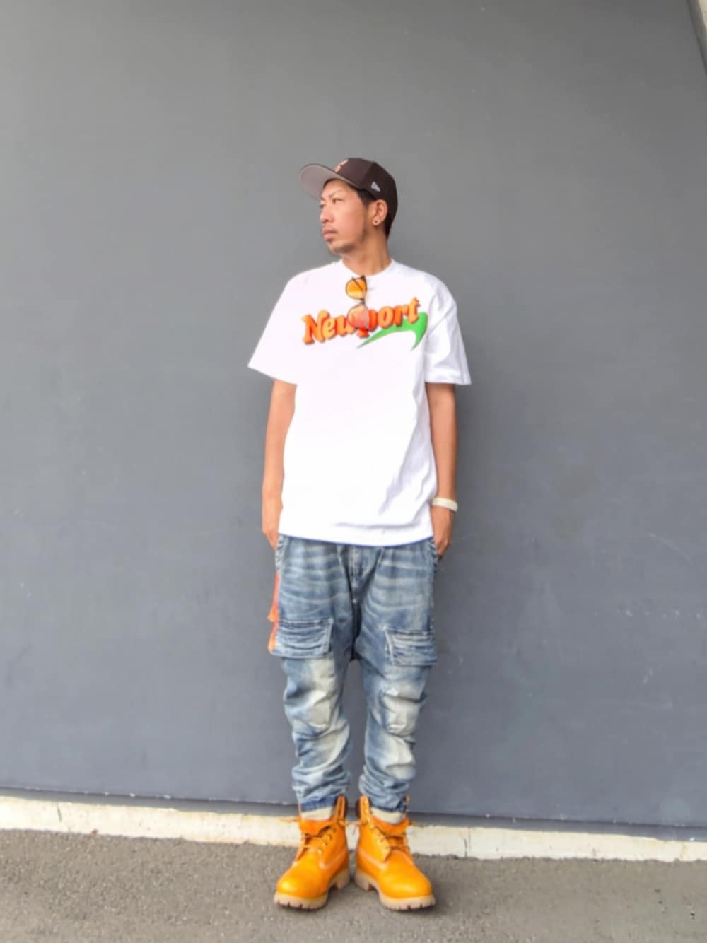 ホワイト系のTシャツ/カットソー、ホワイト系のタンクトップ、ブルー系のデニムパンツを着用したメンズの夏コーディネートの1枚目の写真