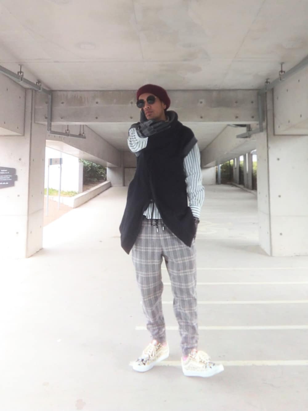 ブラック系のベスト、グリーン系のシャツ/ブラウス、ベージュ系のその他パンツを着用したメンズの冬コーディネートの1枚目の写真