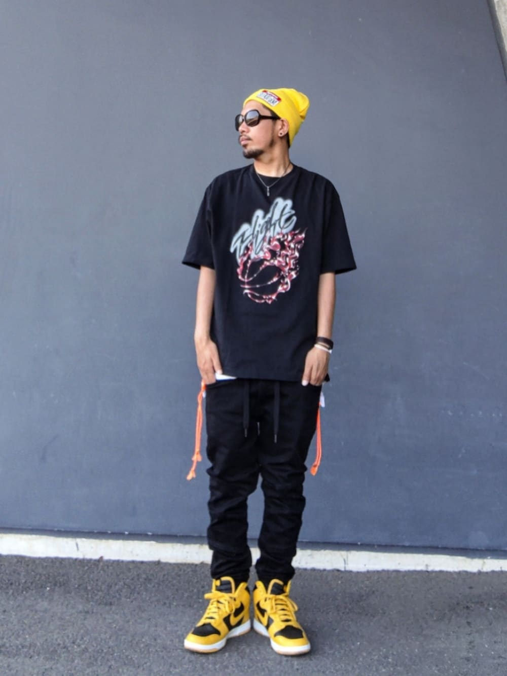 ブラック系のTシャツ/カットソー、ホワイト系のタンクトップ、ブラック系のデニムパンツを着用したメンズの夏コーディネートの1枚目の写真