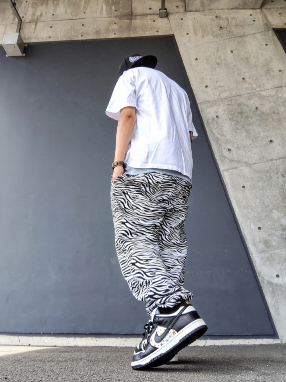 ホワイト系のTシャツ/カットソー、ブルー系のタンクトップ、ホワイト系のその他パンツを着用したメンズの夏コーディネートの1枚目の写真