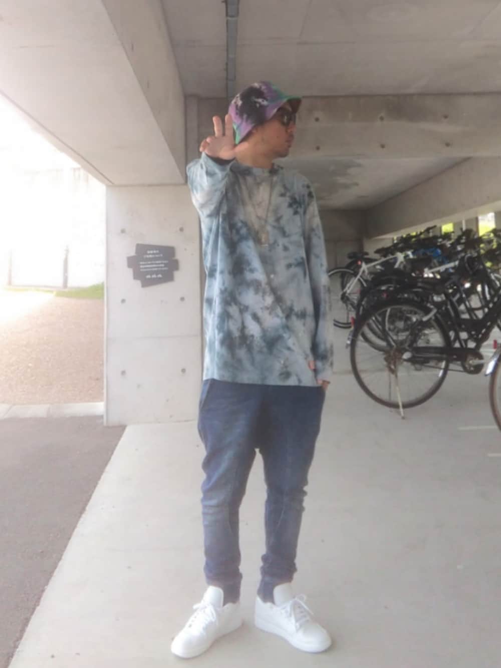 グレー系のTシャツ/カットソー、ブルー系のパンツ、ホワイト系のスニーカーを着用したメンズの春コーディネートの1枚目の写真