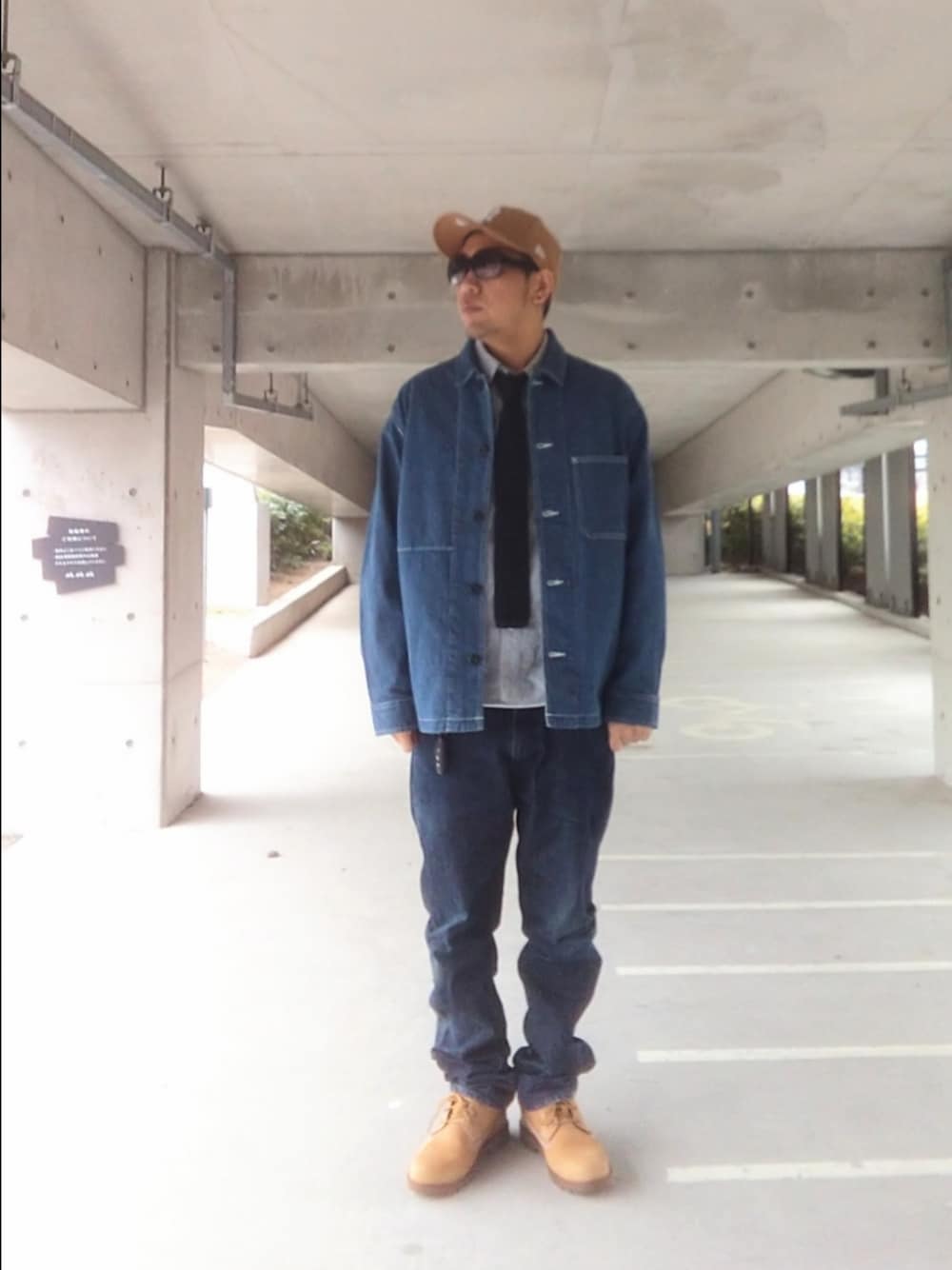 「ストリート、アメカジ、UNIQLO、INTERBREED、ネクタイ、Irie Life、Timberland、NEW ERA、BlackFlys、サングラス、カバーオール、ブラウン、ブーツ、デニデニ」｜「NEW ERAのNEW ERA  LP 59FIFTY MLB（キャップ、ベージュ系）」を使った、hasshi(ハッシー)さん（メンズ・172cm）の春コーディネートの1枚目の写真