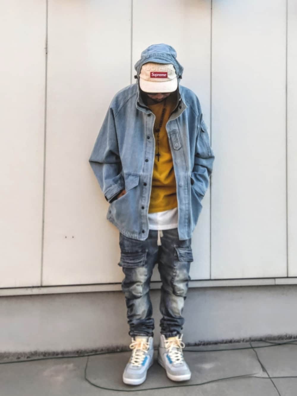 ブルー系のその他アウター、イエロー系のTシャツ/カットソー、ホワイト系のタンクトップを着用したメンズの秋コーディネートの1枚目の写真