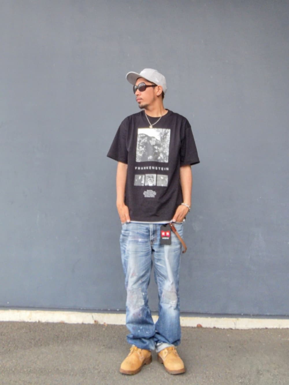 ブラック系のTシャツ/カットソー、ホワイト系のタンクトップ、ブルー系のデニムパンツを着用したメンズの夏コーディネートの1枚目の写真