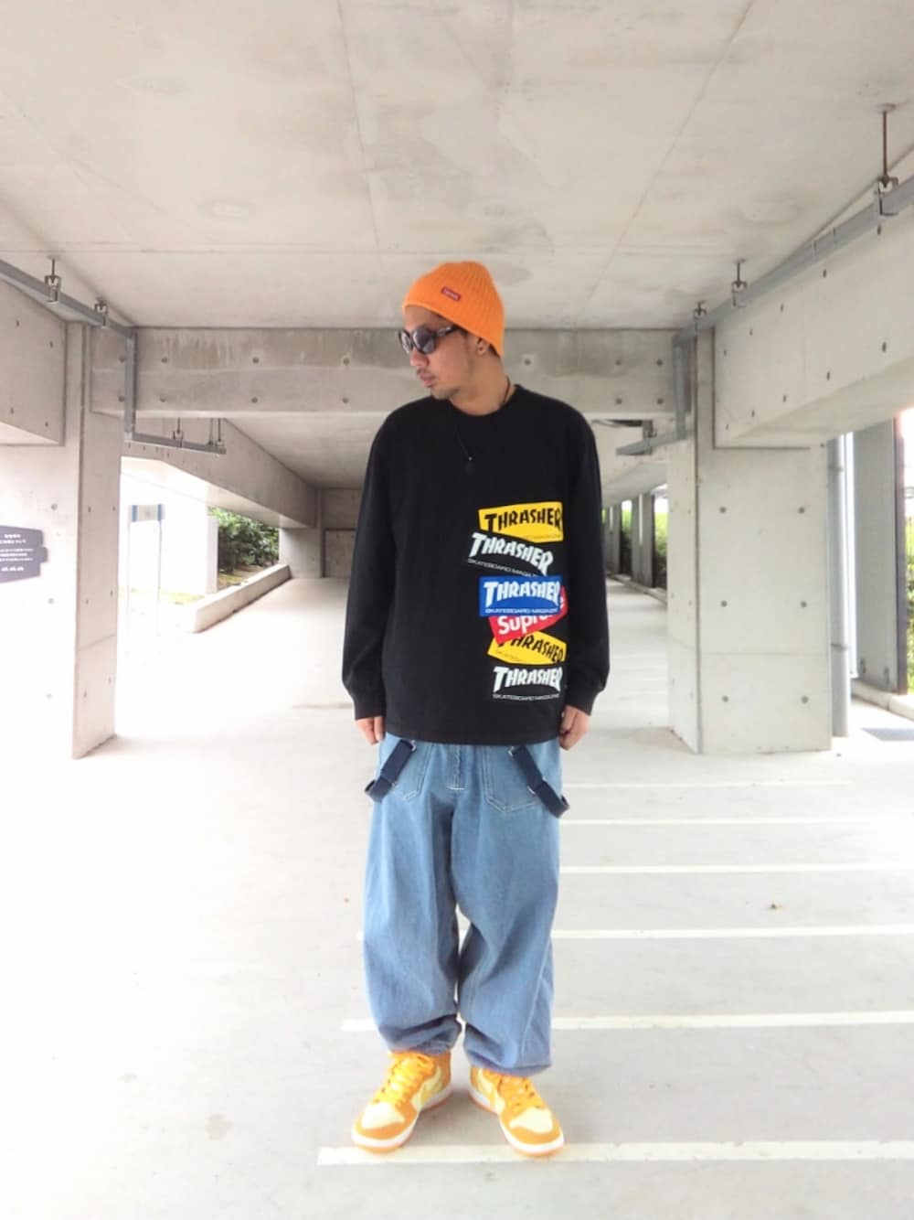 「スケータースタイル、ストリート、supreme、ニコアンド、オーバーオール、NIKE、dunk、ビーニー、THRASHER、ロンT、イエロー、秋コーデ、ニット帽」｜「Supreme のアイテム（ニットキャップ/ビーニー、イエロー系）」を使った、hasshi(ハッシー)さん（メンズ・172cm）の秋コーディネートの1枚目の写真