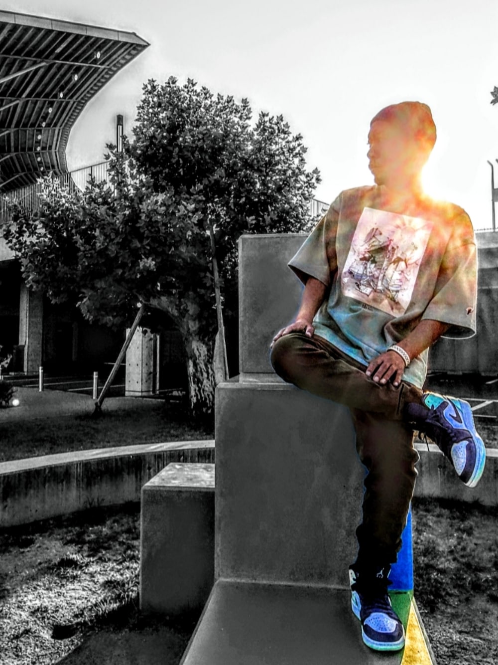 グリーン系のTシャツ/カットソー、グリーン系のその他パンツ、ブルー系のスニーカーを着用したメンズの夏コーディネートの1枚目の写真