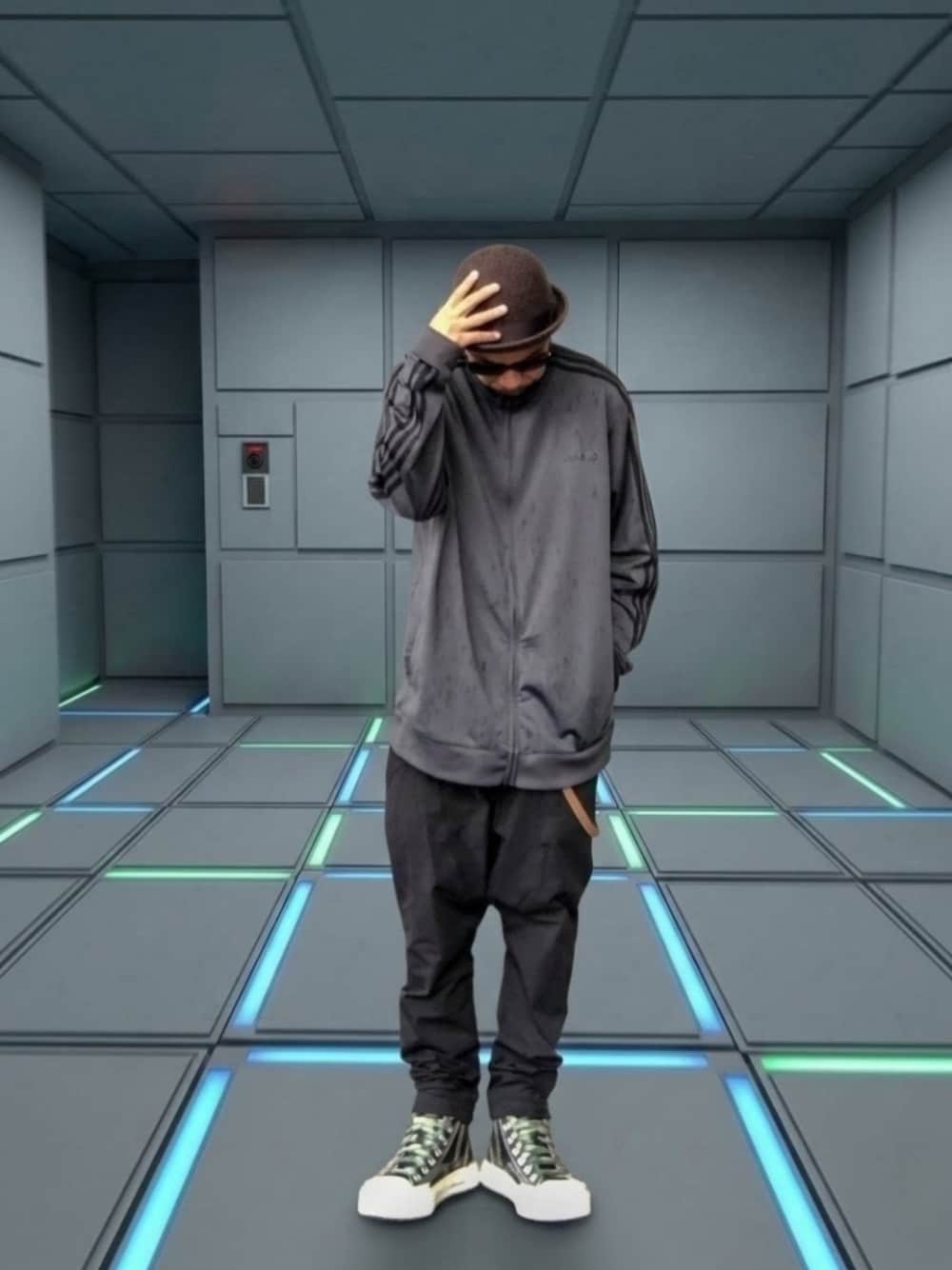グレー系のジャージ、ブラック系のその他パンツ、ブラック系のスニーカーを着用したメンズの秋コーディネートの1枚目の写真