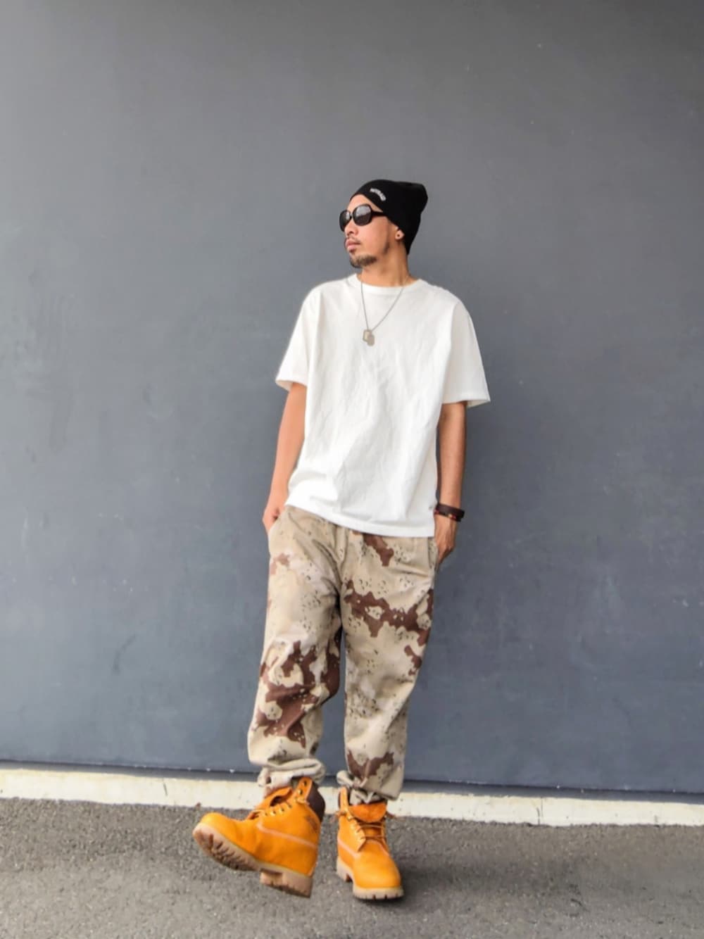ホワイト系のTシャツ/カットソー、その他のその他パンツ、イエロー系のブーツを着用したメンズの夏コーディネートの1枚目の写真