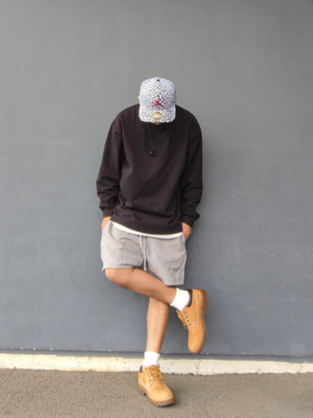 ブラック系のTシャツ/カットソー、ホワイト系のタンクトップ、グレー系のその他パンツを着用したメンズの春コーディネートの1枚目の写真