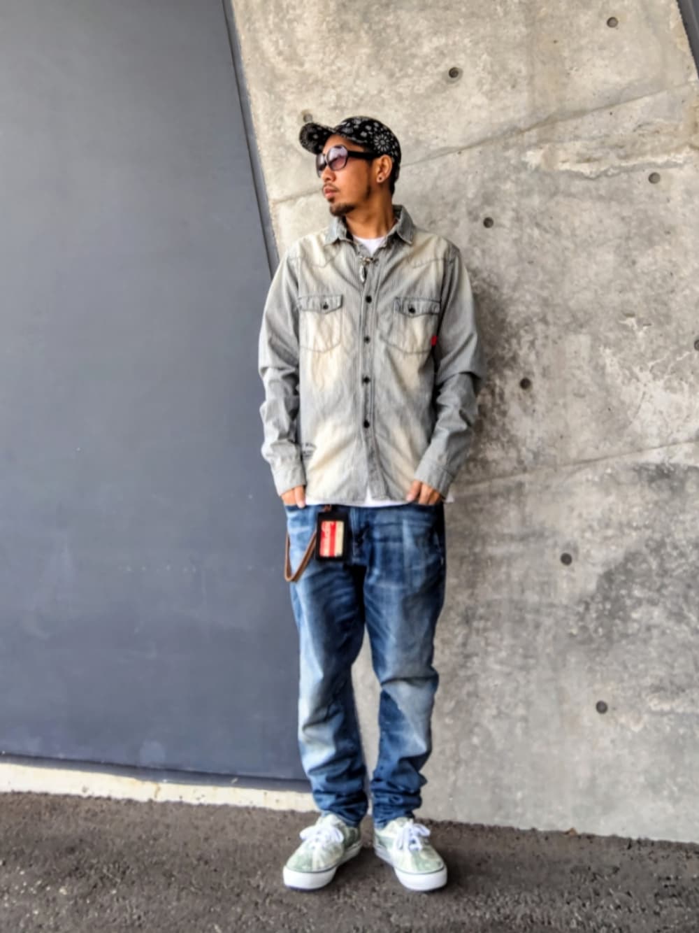 ブルー系のシャツ/ブラウス、ブルー系のデニムパンツ、グリーン系のスニーカーを着用したメンズの冬コーディネートの1枚目の写真