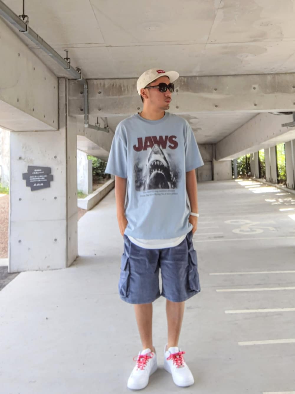 ブルー系のTシャツ/カットソー、ホワイト系のタンクトップ、ブルー系のその他パンツを着用したメンズの秋コーディネートの1枚目の写真