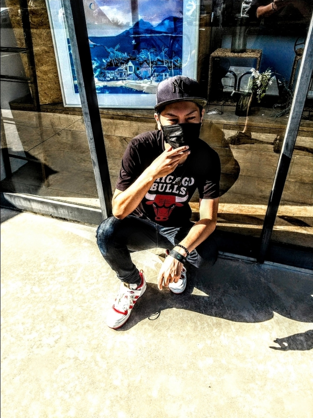 ブルー系のデニムパンツ、ホワイト系のスニーカー、ブラック系のTシャツ/カットソーを着用したメンズの夏コーディネートの1枚目の写真