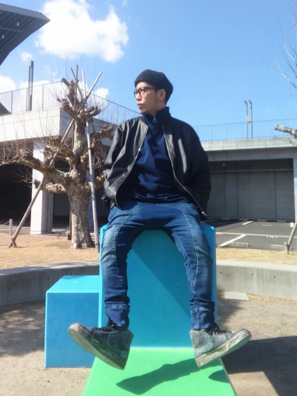 「fukami、chipclip、ハーフジップ、ベレー帽、UNIQLO、メガネ男子、ZARA、NIKE、ブレーザー、レザージャケット、デニム、プチプラ、レイヤードスタイル、タートルネック、ツートーン」｜「UNIQLOのアイテム（ハンチング/ベレー帽、ブラック系）」を使った、hasshi(ハッシー)さん（メンズ・172cm）の春コーディネートの1枚目の写真
