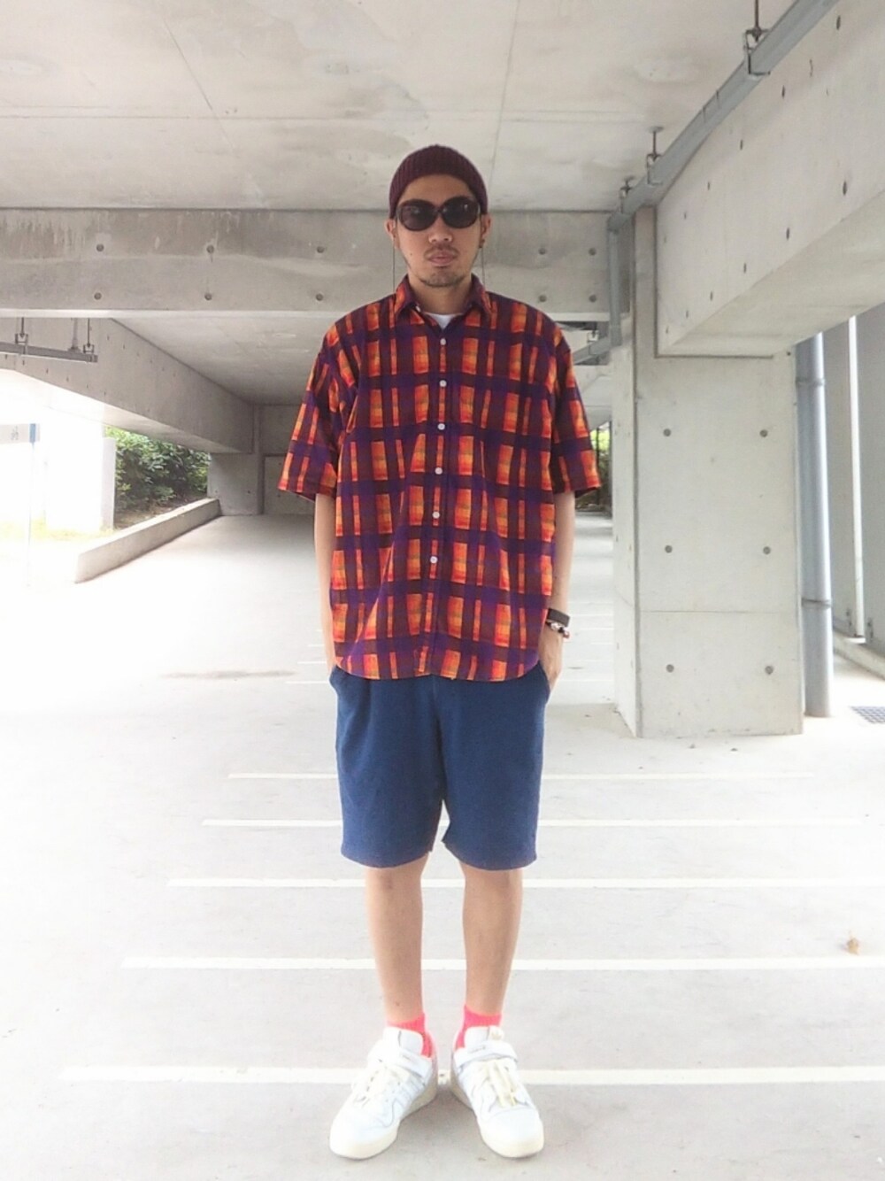 オレンジ系のシャツ/ブラウス、ブルー系のその他パンツ、ホワイト系のスニーカーを着用したメンズの夏コーディネートの1枚目の写真