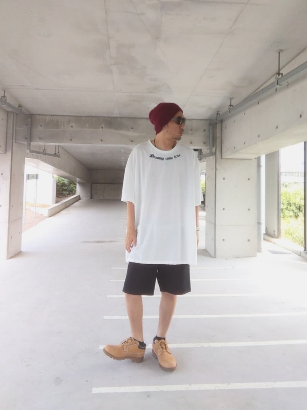 ホワイト系のTシャツ/カットソー、ブラック系のその他パンツ、イエロー系のブーツを着用したメンズの秋コーディネートの1枚目の写真