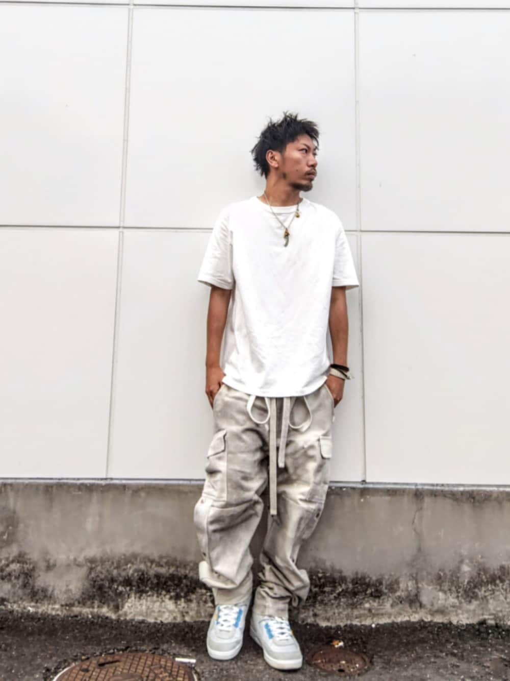 ホワイト系のTシャツ/カットソー、ホワイト系のその他パンツ、グレー系のスニーカーを着用したメンズの夏コーディネートの1枚目の写真