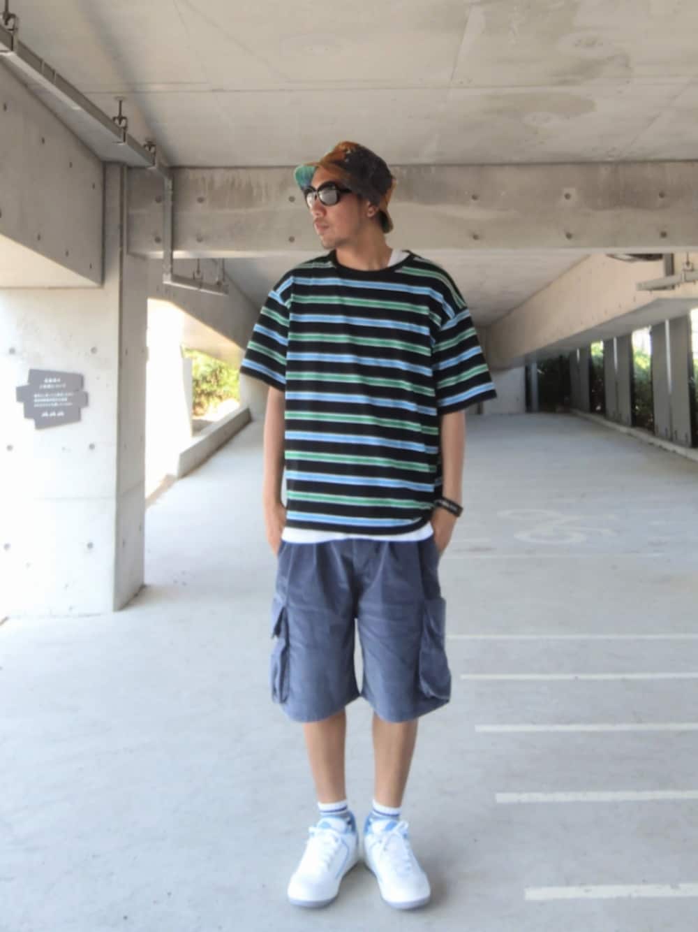 ブルー系のその他パンツ、ホワイト系のスニーカー、ブルー系のTシャツ/カットソーを着用したメンズの夏コーディネートの1枚目の写真