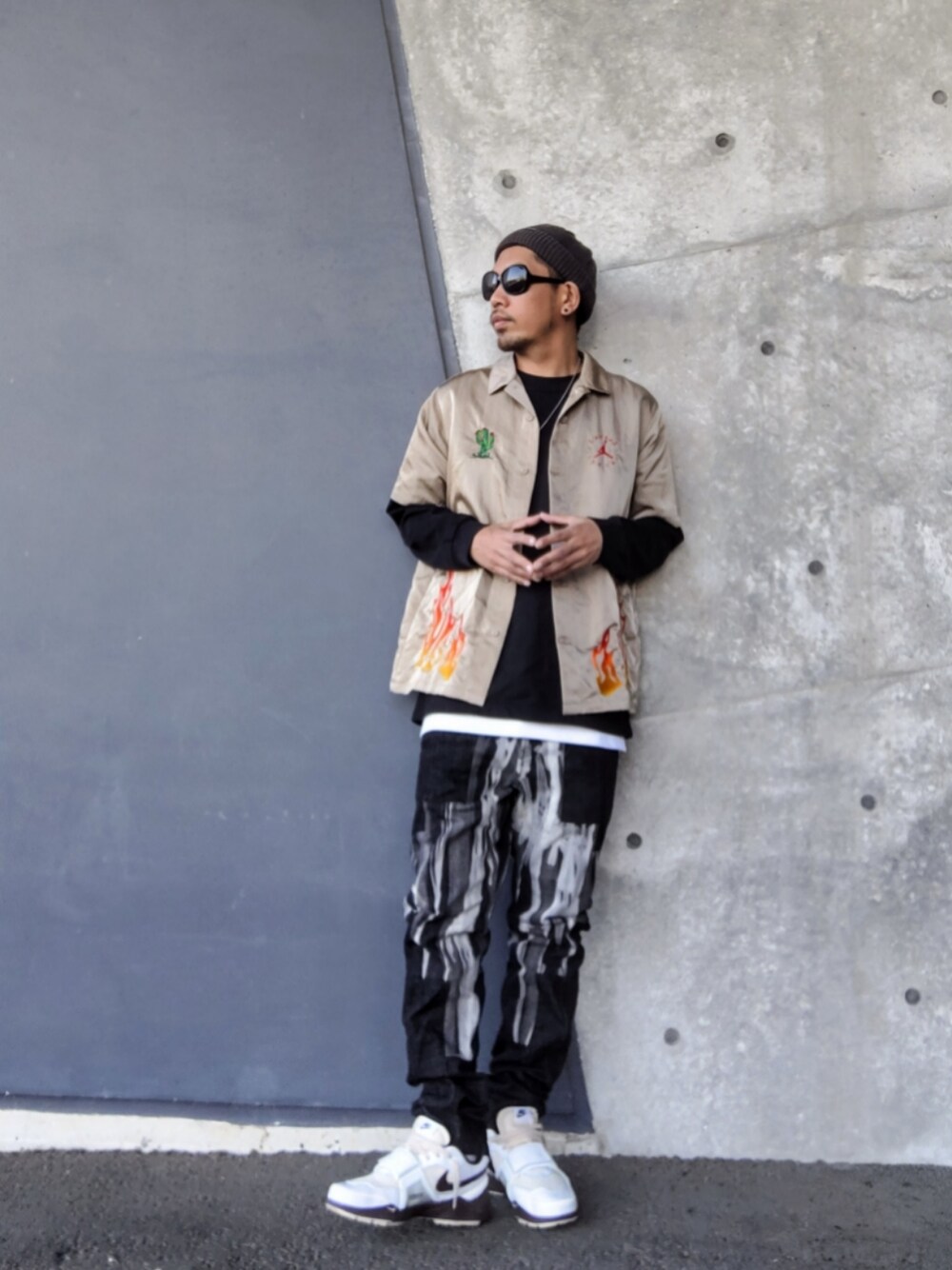 ベージュ系のシャツ/ブラウス、ブラック系のTシャツ/カットソー、ホワイト系のタンクトップを着用したメンズの春コーディネートの1枚目の写真