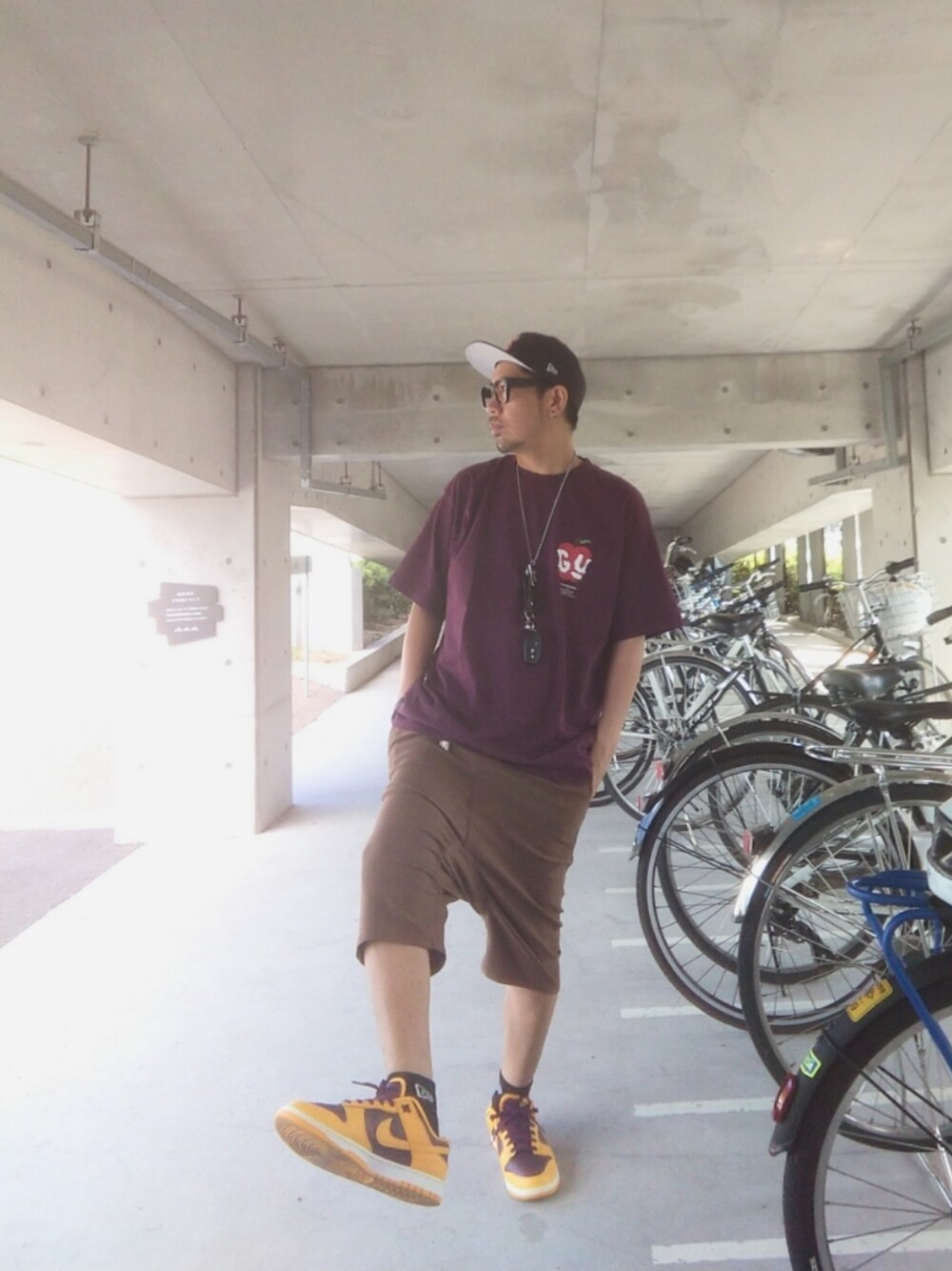 ブラウン系のTシャツ/カットソー、ブラウン系のその他パンツ、イエロー系のスニーカーを着用したメンズの秋コーディネートの1枚目の写真