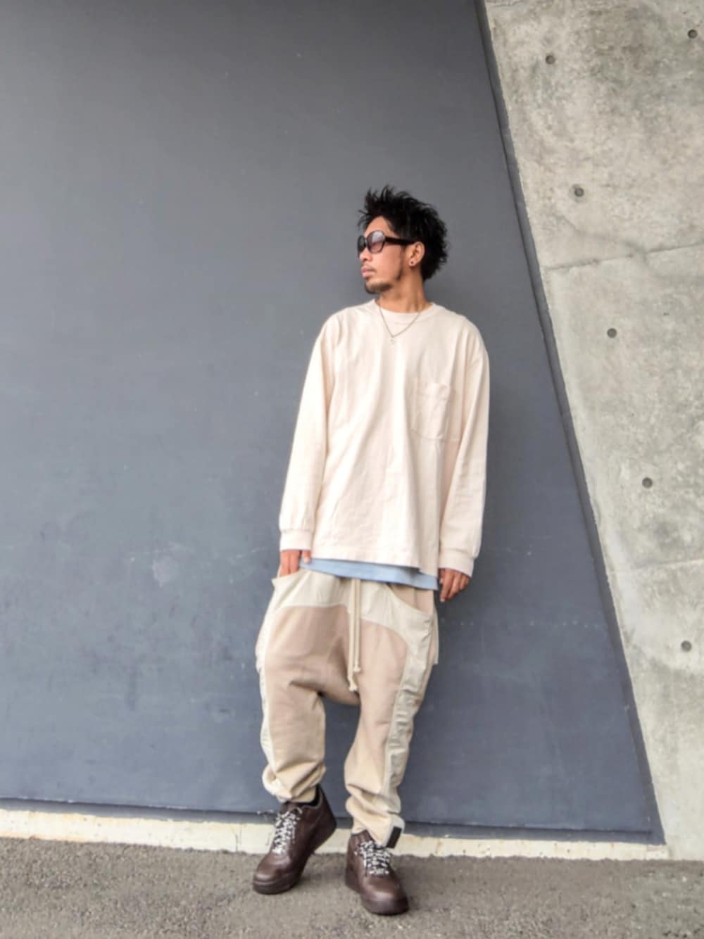ベージュ系のTシャツ/カットソー、ブルー系のタンクトップ、ベージュ系のその他パンツを着用したメンズの秋コーディネートの1枚目の写真