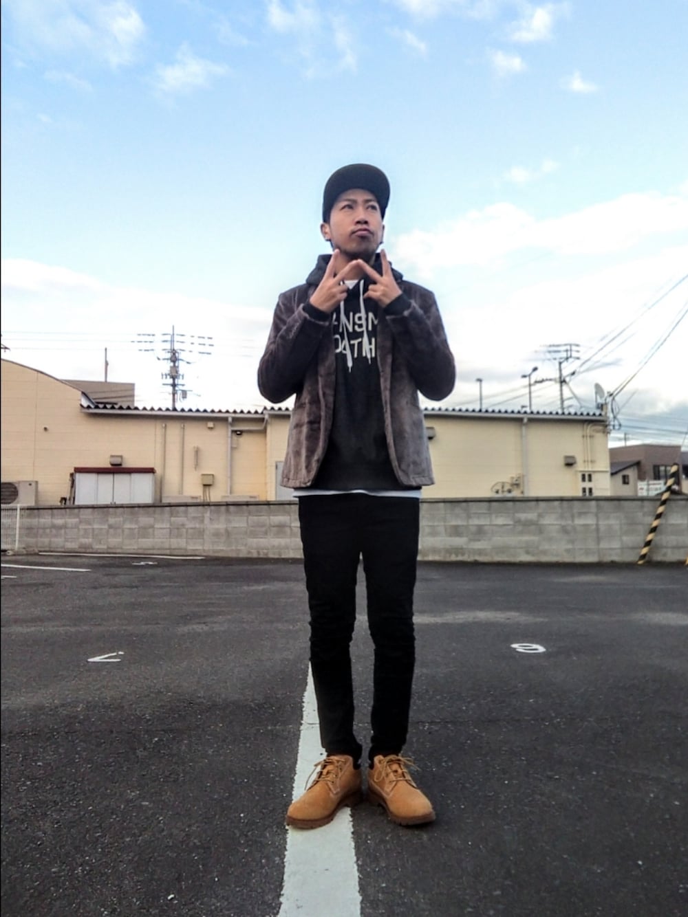 グレー系のジャケット/アウター、ブラック系のデニムパンツ、イエロー系のブーツを着用したメンズの冬コーディネートの1枚目の写真