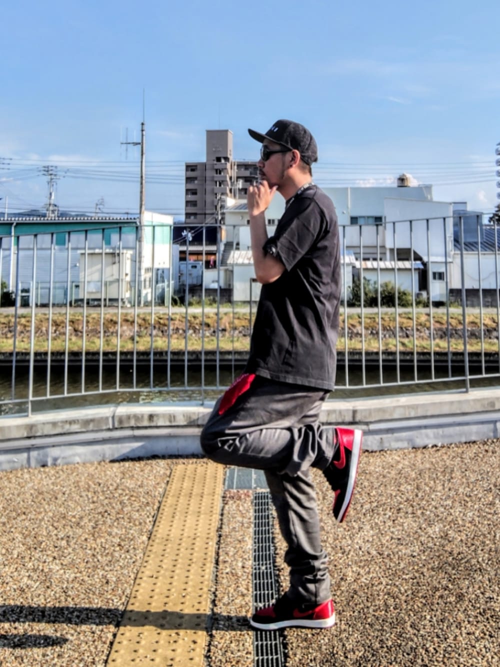 「ストリート、ジョジョの奇妙な冒険、nitraid、Dickies、バンダナ、赤、Jordan、JordanBrand、NEW ERA、ネックストラップ、ブレッド、サングラス、赤黒、古着MIX」｜「JORDAN BRANDのアイテム（キャップ、ブラック系）」を使った、hasshi(ハッシー)さん（骨格ナチュラル・メンズ・172cm）の夏コーディネートの1枚目の写真