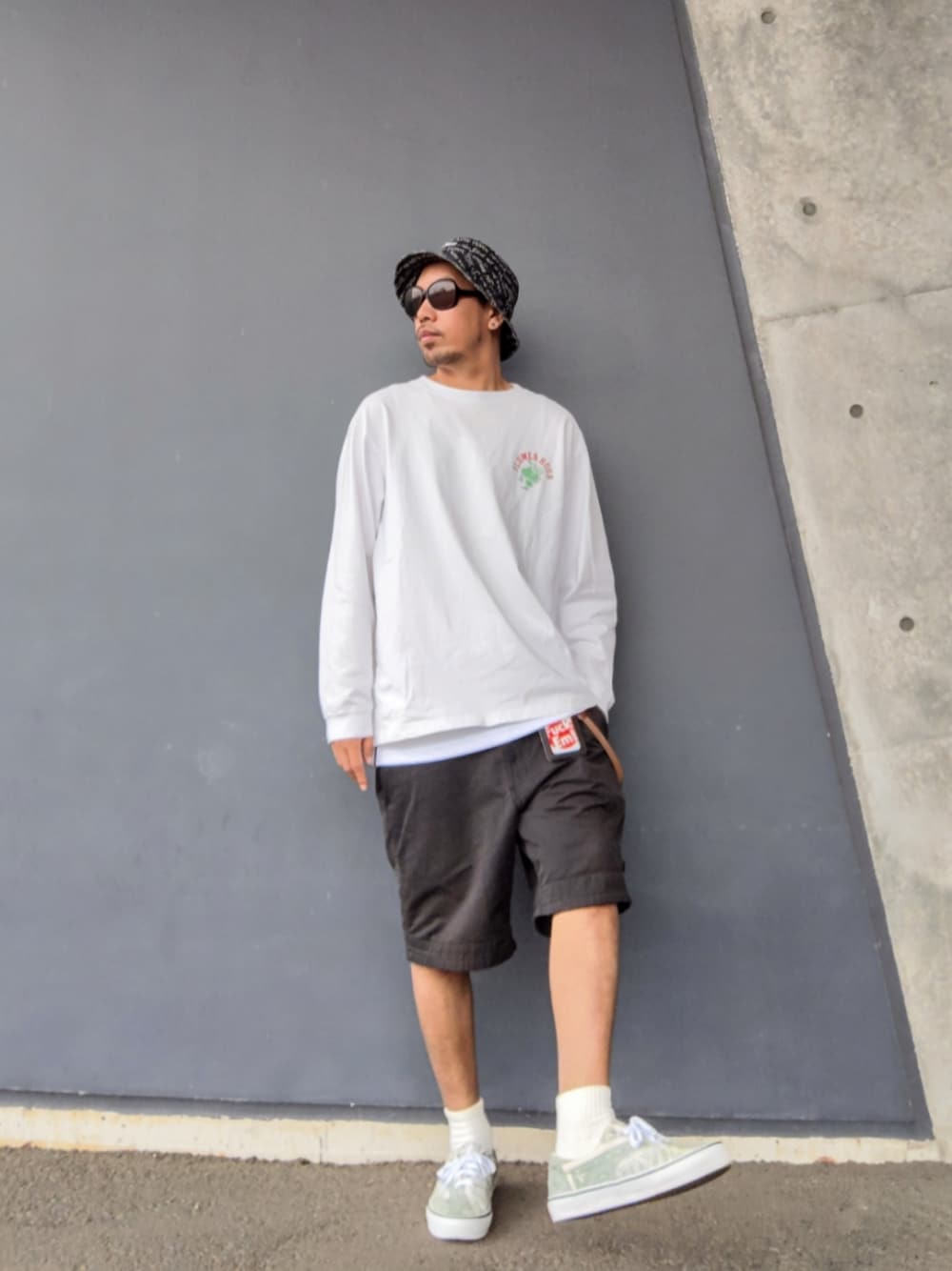 ホワイト系のTシャツ/カットソー、ホワイト系のタンクトップ、ブラック系のその他パンツを着用したメンズの春コーディネートの1枚目の写真