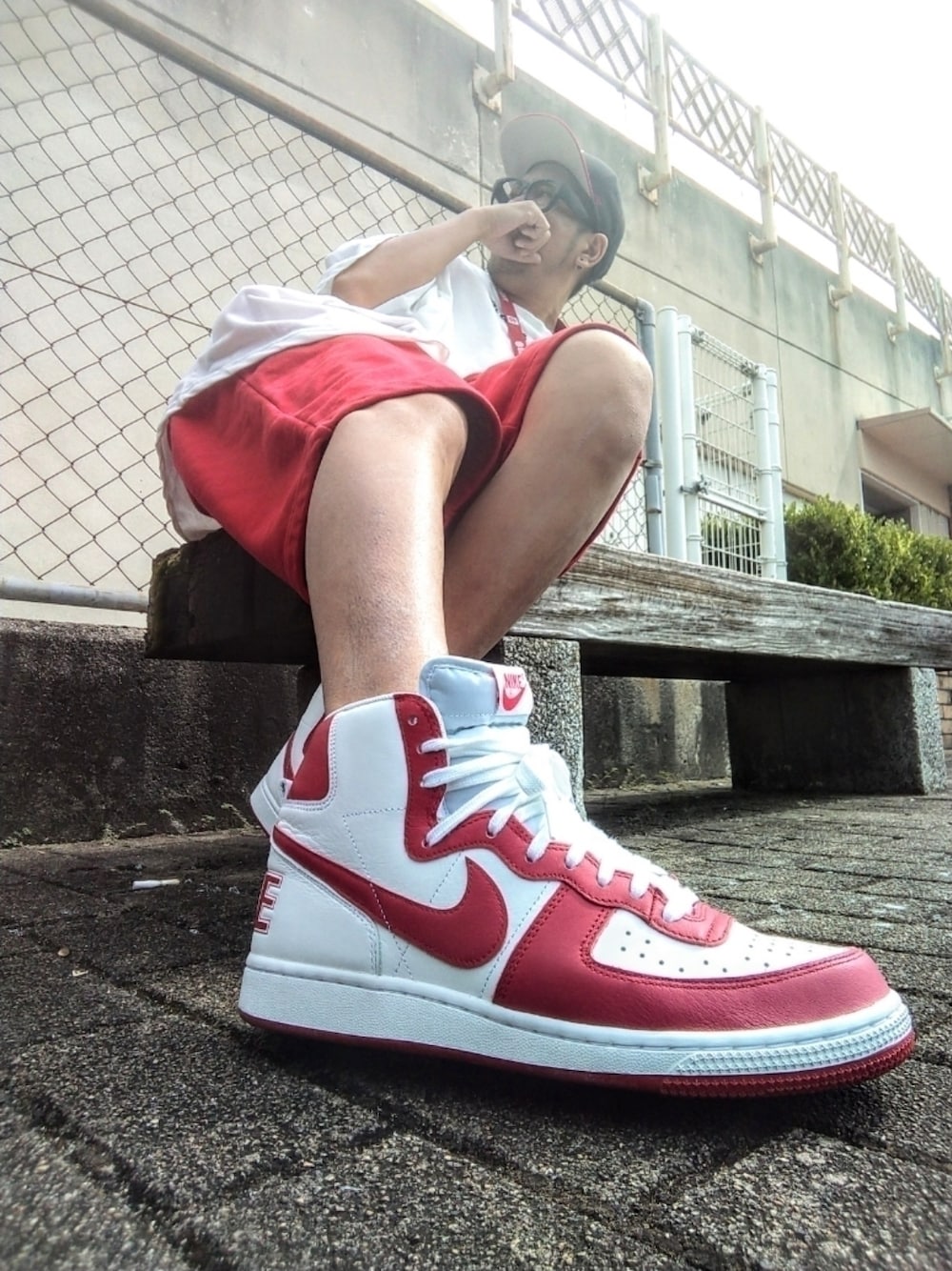 「ストリート、メガネ男子、NIKE、ターミネーター、赤パンツ、ハーフパンツ、Manfinity、element、supreme、赤白、47 BRAND、休日コーデ、ネックストラップ」｜「'47のアイテム（キャップ、ブラック系）」を使った、hasshi(ハッシー)さん（メンズ・172cm）の秋コーディネートの1枚目の写真