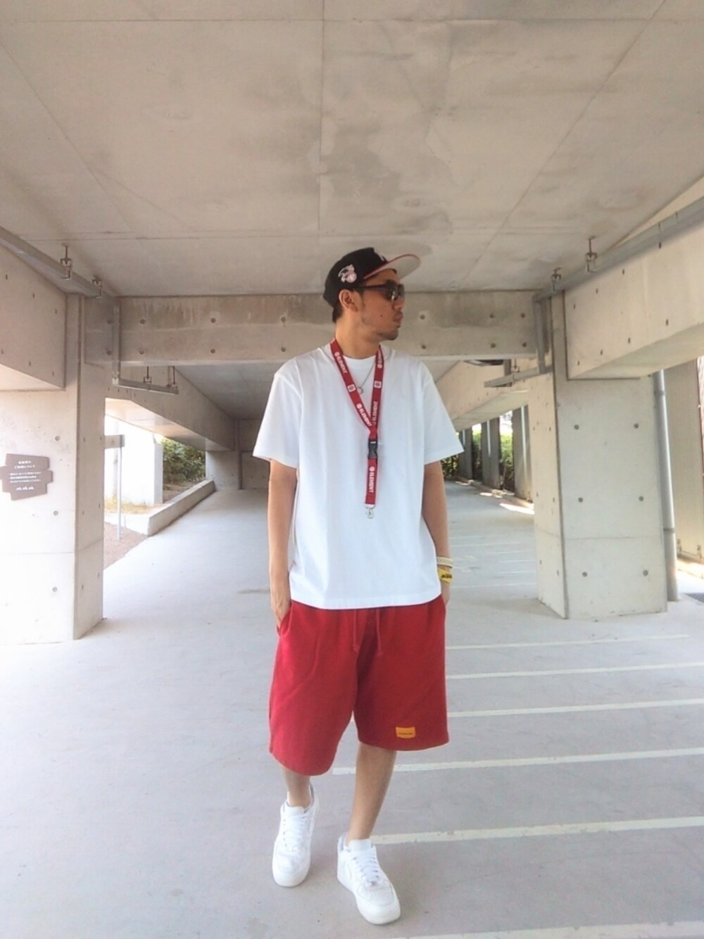 ホワイト系のTシャツ/カットソー、レッド系のその他パンツ、ホワイト系のスニーカーを着用したメンズの夏コーディネートの1枚目の写真