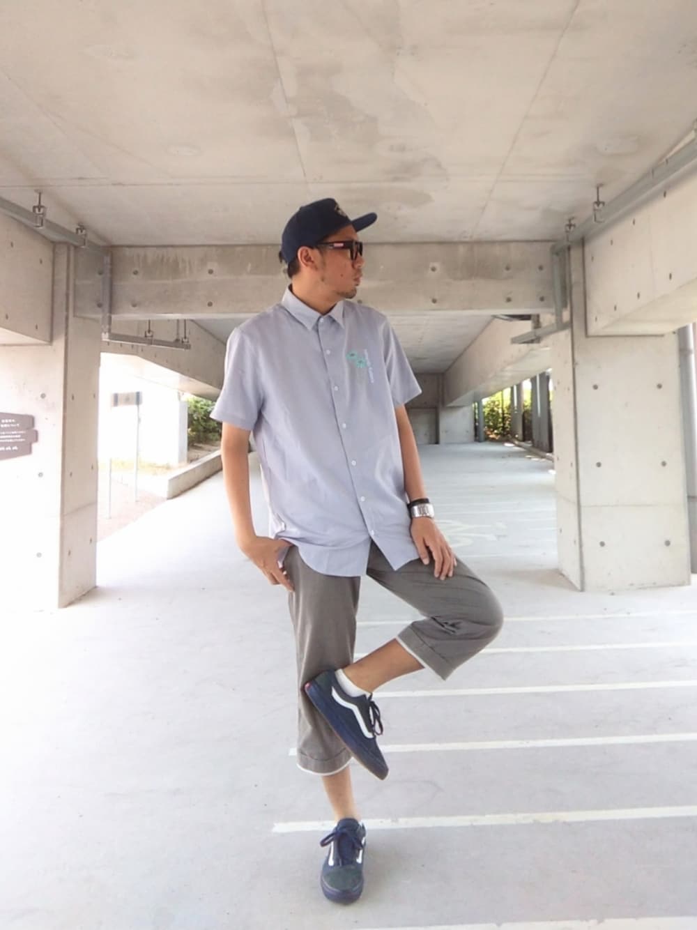 「スケーター、ストリート、大人カジュアル、shein、シャツスタイル、クロップドパンツ、レアセル、VANS、NIXON、メガネ男子、シンプル」｜「VANSのVANS スナップバックキャップ（キャップ、ブルー系）」を使った、hasshi(ハッシー)さん（メンズ・172cm）の夏コーディネートの1枚目の写真