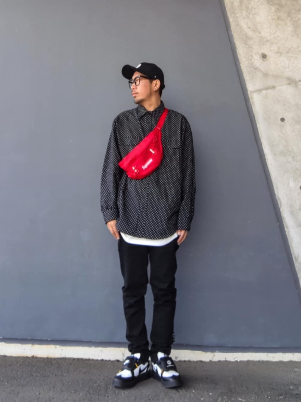 レッド系のボディバッグ/ウエストポーチ、ブラック系のシャツ/ブラウス、ホワイト系のタンクトップを着用したメンズの春コーディネートの1枚目の写真