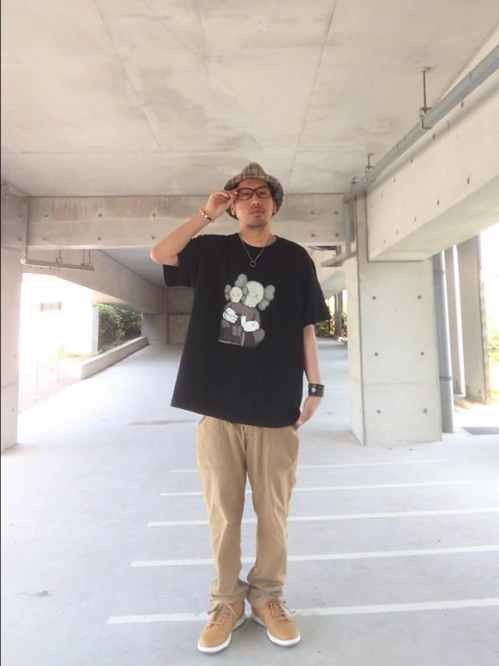「evae mob、swagger、UNIQLO、kaws、EDWIN、NIKE、dunk、メガネ男子、アクセサリー、ブラウン、ハット、夏だ！Tシャツ着よう！、夏コーデ」｜「UNIQLO×KAWSのアイテム（Tシャツ/カットソー、ブラック系）」を使った、hasshi(ハッシー)さん（メンズ・172cm）の夏コーディネートの1枚目の写真