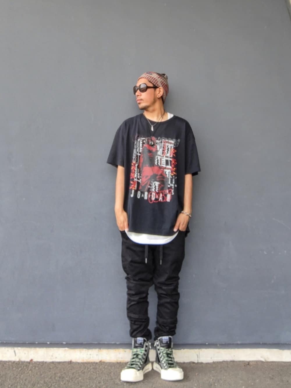ブラック系のTシャツ/カットソー、ホワイト系のタンクトップ、ブラック系のデニムパンツを着用したメンズの夏コーディネートの1枚目の写真