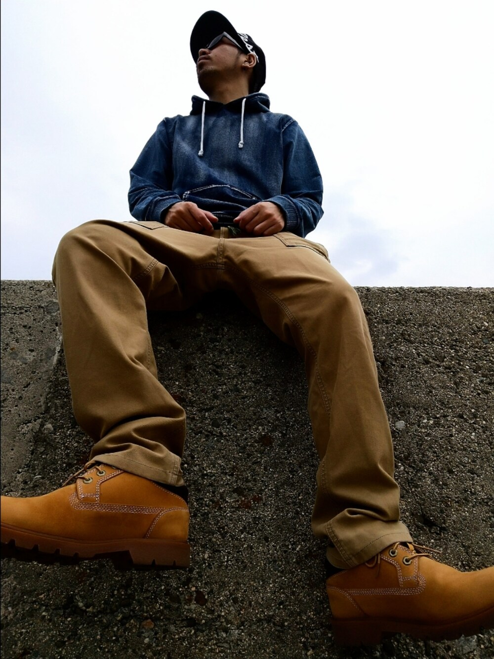 「ストリート、イレスト、デニムキャップ、EDWIN、パーカー、Timberland、サングラス、シンプル、デニデニ、春コーデ」｜「CORISCOのアイテム（パーカー、ブルー系）」を使った、hasshi(ハッシー)さん（メンズ・172cm）の春コーディネートの1枚目の写真