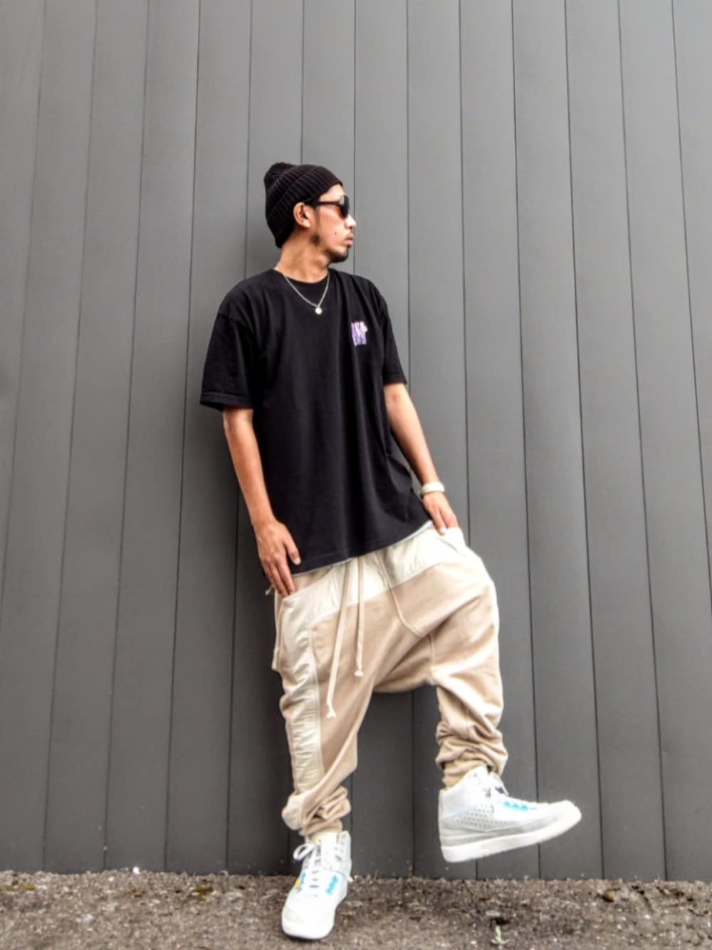 ブラック系のTシャツ/カットソー、ベージュ系のその他パンツ、グレー系のスニーカーを着用したメンズの秋コーディネートの1枚目の写真