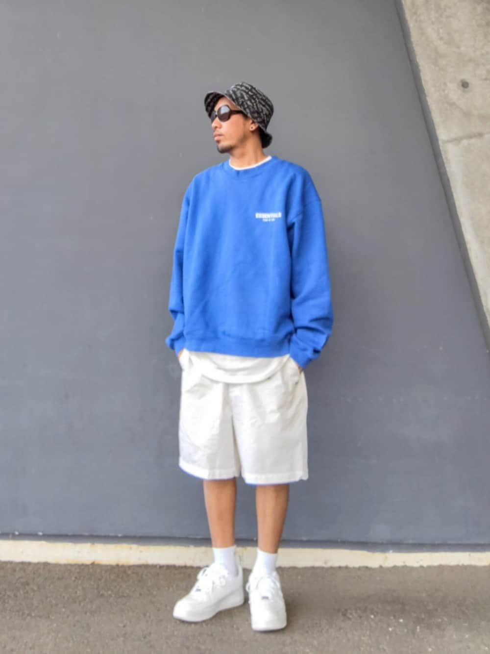 ブルー系のスウェット、ホワイト系のTシャツ/カットソー、ホワイト系のタンクトップを着用したメンズの春コーディネートの1枚目の写真