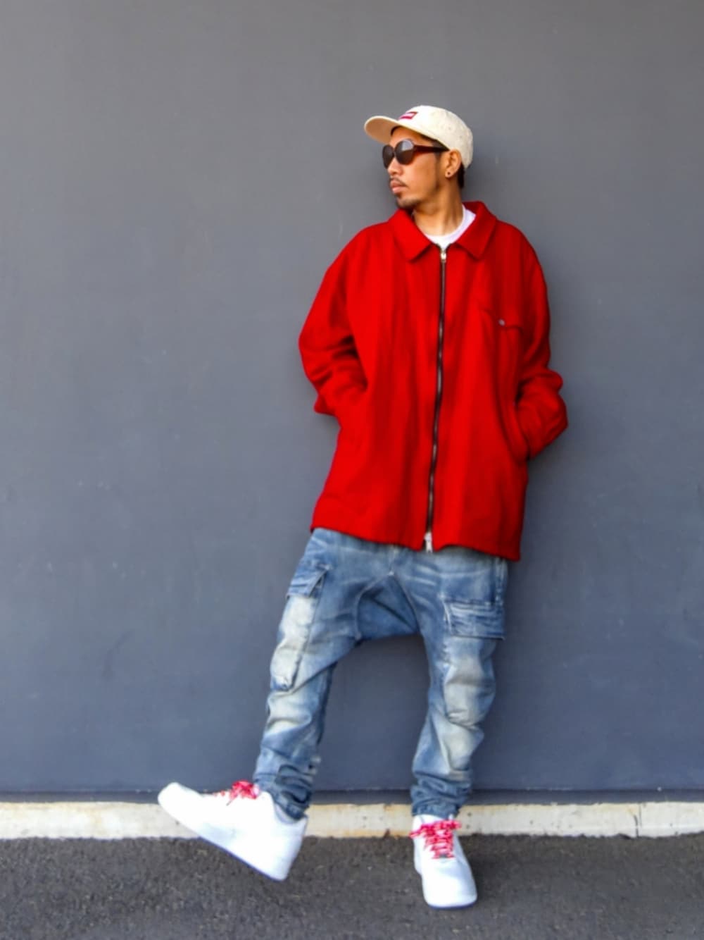 ブルー系のデニムパンツ、ホワイト系のスニーカー、ブラック系のその他パンツを着用したメンズの冬コーディネートの1枚目の写真