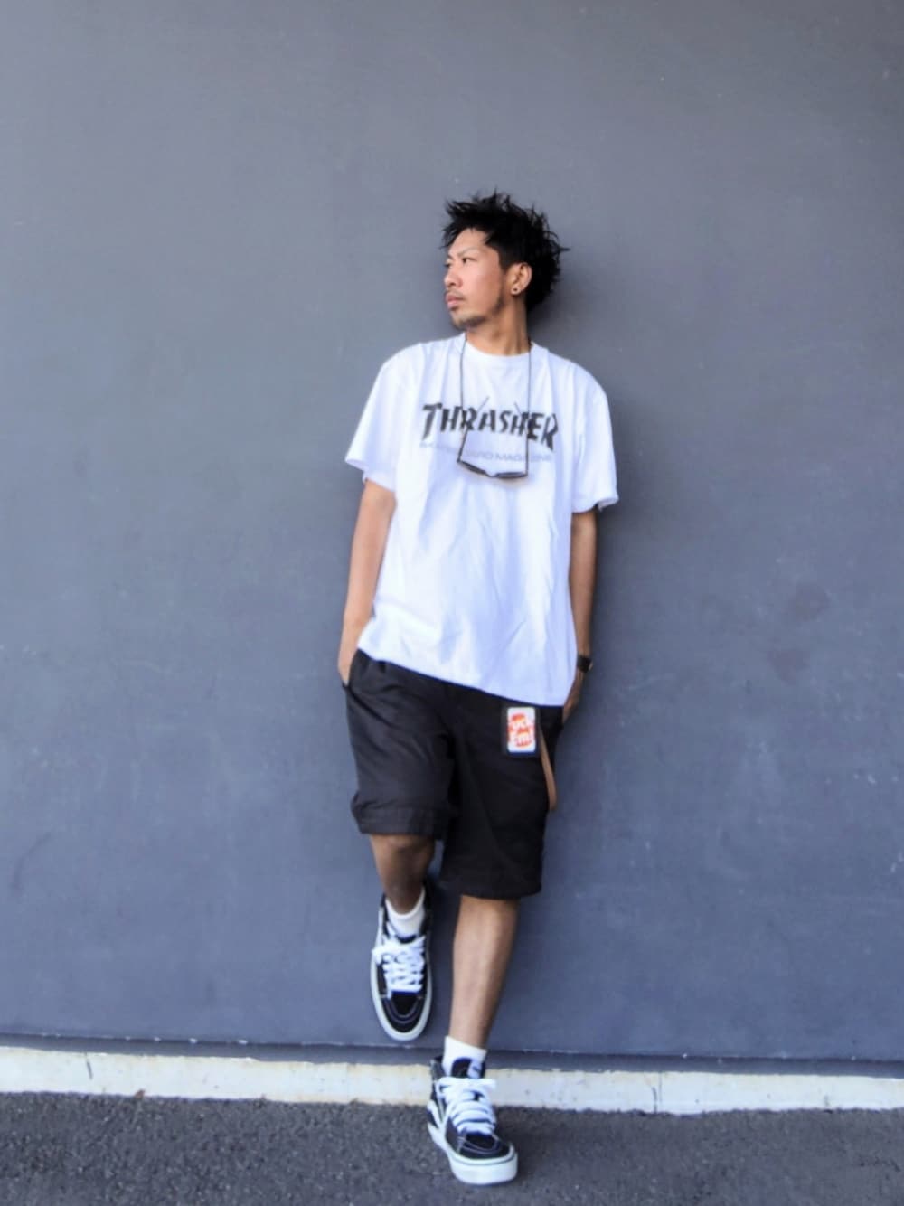 ホワイト系のTシャツ/カットソー、ブラック系のその他パンツ、ブラック系のスニーカーを着用したメンズの秋コーディネートの1枚目の写真