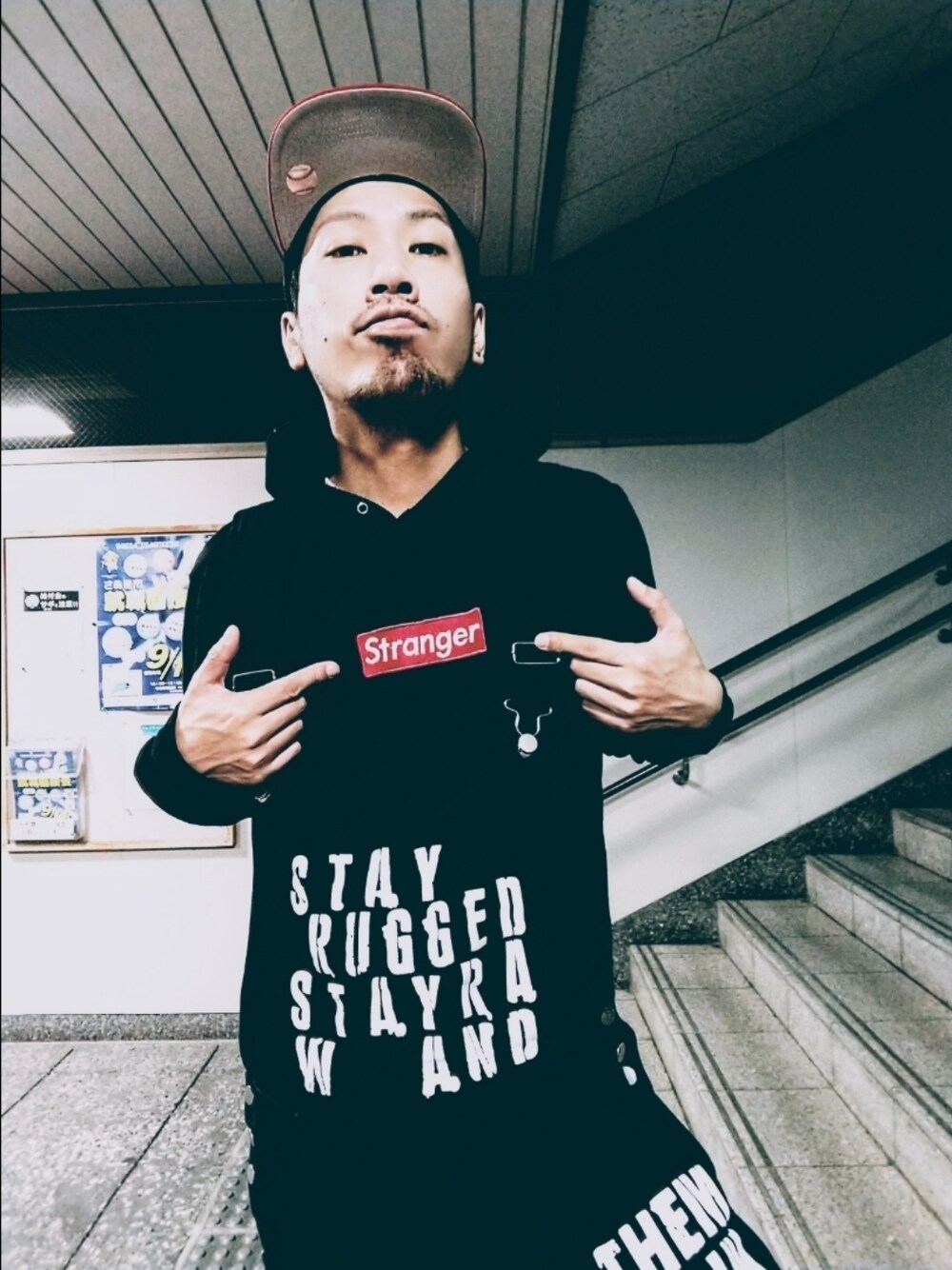 「47 BRAND、ベースボールキャップ、オーバーオール、サロペット、スピンズ、ナイキ、エアフォースワン、赤×黒、雑誌風、ストリート、秋コーデ」｜「'47のアイテム（キャップ、ブラック系）」を使った、hasshi(ハッシー)さん（メンズ・172cm）の秋コーディネートの1枚目の写真